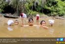 Demi Menuntut Ilmu, Para Murid SD Ini Berenang di Sungai - JPNN.com