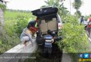 Sopir Main HP, Minibus Terjun ke Parit - JPNN.com