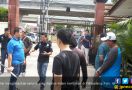 Diduga Rebutan Lahan, Preman Bacok-bacokan di Kalimalang - JPNN.com