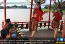 Menyusuri Kecantikan Sungai Mahakam, Ditemani Tarian Dayak - JPNN.com