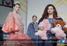 Inspirasi Gaun Batik dari Keindahan Warna Akik - JPNN.com