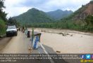 Digerus Banjir, Jalan Raya Pacitan-Ponorogo Tinggal Separo - JPNN.com