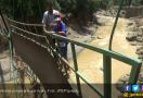 Lihat Perjuangan Anak Ini Seberangi Jembatan Rusak - JPNN.com