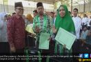 Bupati Anas Berangkatkan 2 Petugas Kebersihan Umrah - JPNN.com