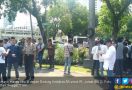 Massa Ormas Berteduh di Depan Gedung Kedubes AS - JPNN.com