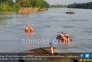 Pelaku Pungli Terjun ke Sungai dengan Tangan Terborgol - JPNN.com
