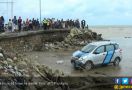 Latihan Menyetir, Mobil Malah Terjun ke Laut - JPNN.com