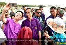 Ada yang Happy dengan Pilihan Kaus Jokowi di Pantai Kuta - JPNN.com
