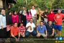 Isi Libur Panjang, Wakil Ketua MPR Berburu Durian Jatuh - JPNN.com