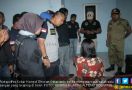 Digerebek Polisi, Pasangan Kumpul Kebo Kabur Lewat Jendela - JPNN.com