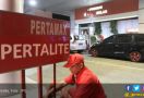 Duh..3,7 Ton Pertalite Bocor ke Selokan Kampung - JPNN.com