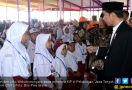 Didampingi Ganjar, Jokowi Bagi-Bagi Kartu di Pekalongan - JPNN.com