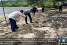 Mayat Pria Membusuk Ditemukan di Bibir Pantai - JPNN.com