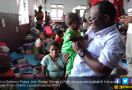 Kunjungi Asmat, Cagub Papua Jhon Wempi Serahkan Bantuan - JPNN.com