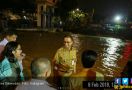7 Foto Anies Saat Pantau Banjir Jakarta Selasa Dini Hari - JPNN.com