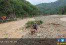 Sungai Meluap, Lima Desa Banjir Batu - JPNN.com