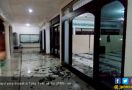 Sempat Salat Asar, Pria Tendang Kaca Masjid Sampai Pecah - JPNN.com