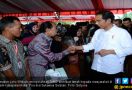 Jokowi Menyerahkan Ribuan Sertifikat Tanah ke Warga Sulsel - JPNN.com
