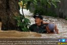 Aksi Heroik Sertu Waki Selamatkan Warga Terseret Banjir - JPNN.com