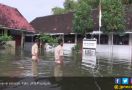 Banjir Meluap ke Sekolah, Siswa Pindah ke Musala - JPNN.com