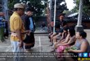 Warga Lagi Nyepi, Tiga Waitress Tepergok Mandi Bareng Cowok - JPNN.com
