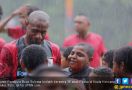 Kala Anak-anak Papua Belajar Sepakbola dengan Idolanya - JPNN.com