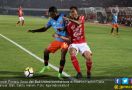 Bali United vs Perseru: Kecewa, Suporter Tungguin Wasit - JPNN.com