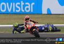 Lihat Cuplikan Senggolan Marquez - Rossi yang Lagi Viral - JPNN.com