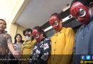 Malu, SPG dan Muncikari Pakai Topeng Spiderman - JPNN.com