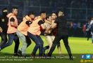 Detik-detik Rusuh Arema FC vs Persib Bandung, Terkapar - JPNN.com