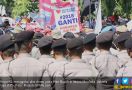 Berbaur dengan Massa Buruh, Honorer K2 Aksi di Depan Istana - JPNN.com