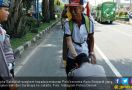 Pensiunan Polri Jalan Surabaya-Jakarta, Polisi Muda Sungkem - JPNN.com