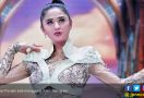 Dewi Perssik Jelaskan Alasan Rekan Artis tak Hadir di 7 Harian Ayahnya - JPNN.com