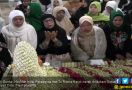 Khofifah dan Puti Bareng Ziarah ke Makam Sunan Ampel - JPNN.com