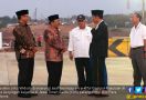 Bersarung, Jokowi Tinjau Tol Gempas - JPNN.com