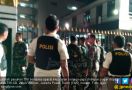 Satu Keluarga Boncengan Bawa Tas Tabrak Pagar Mabes TNI AD - JPNN.com