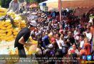 Ratusan Warga Berdesak-desakan Datangi Pasar Murah - JPNN.com