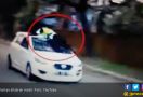 Viral, Polantas Ditabrak Mobil dan Tersangkut di Kap - JPNN.com