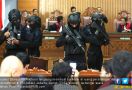 Sidang Aman Abdurrahman: Ada Dentuman, Polisi Kokang Senjata - JPNN.com