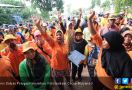 Demo Tuntut THR, Satgas Persampahan Geruduk Pemko Batam - JPNN.com