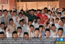Menpora Membagikan Bola ke Para Santri Syubbanul Wathon - JPNN.com