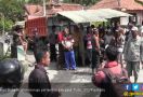 Warga Blokade Jalan Menuju Tambang Pasir Semeru - JPNN.com
