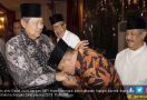 Cium Tangan Presiden Berkah Jadi Kepala Negara - JPNN.com