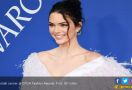 Kendall Jenner Cantik Pakai Baju Mirip Karpet - JPNN.com