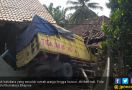 Rumah Warga Ambruk Diseruduk Truk Pengangkut Batubara - JPNN.com