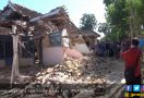 Lebaran, Warga Kehilangan Rumah karena Gempa - JPNN.com
