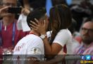 Ciuman Robert Lewandowski Untuk Anna Usai Kalah dari Senegal - JPNN.com
