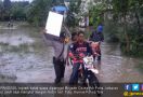 Banjir Selutut, Brigadir Cecep Panggul Kotak Suara ke TPS - JPNN.com