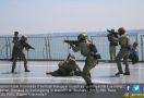 Aksi Kopaska Bikin Para Taruna Terkejut di Atas Kapal Perang - JPNN.com