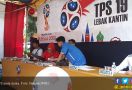 TPS Dekorasi Unik Mirip Lokasi Nobar Piala Dunia - JPNN.com